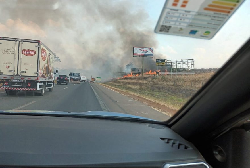 Incêndio deixa Trecho da BR-153, sentido Anápolis à Goiânia, completamente interditado (Foto: Reprodução PM)