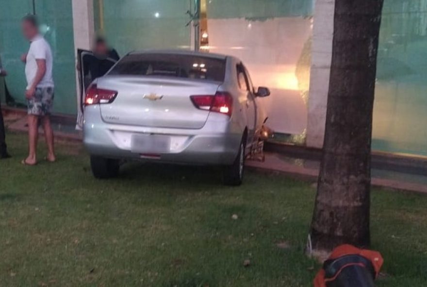 Motorista perde controle de carro e invade hotel, em Goiânia