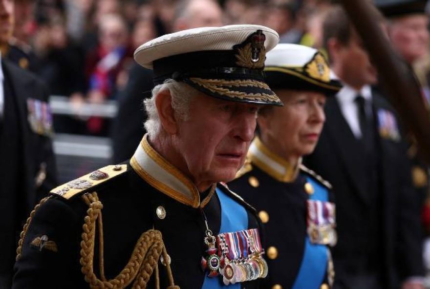 Rei Charles chora em cerimônia de despedida da Rainha Elizabeth II (Foto: Reprodução / Instagram)