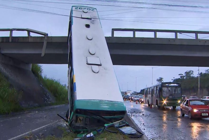 Motorista perde controle de ônibus e despenca de viaduto, em Salvador