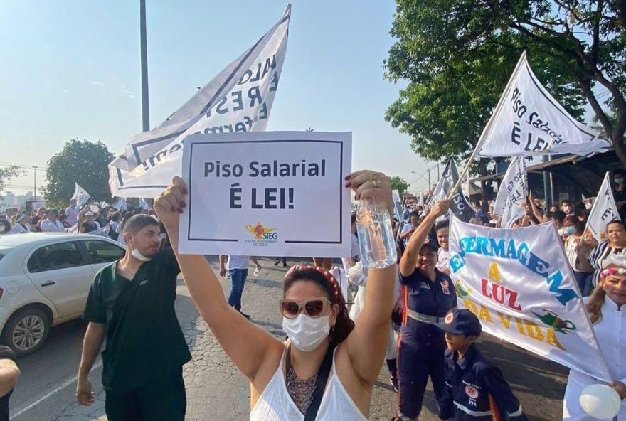 Sem piso salarial, profissionais da enfermagem de Goiás participam de paralisação nacional