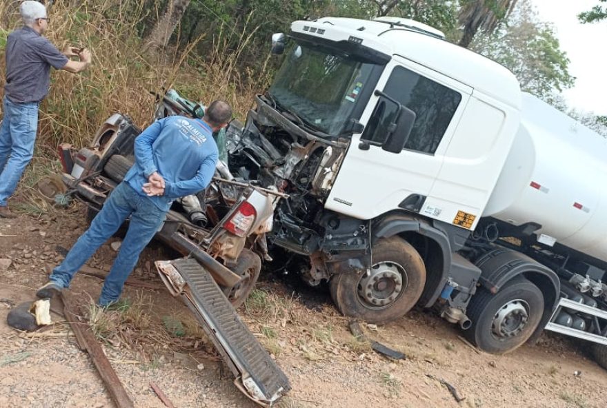 Acidente entre caminhão e pick-up deixa duas mortas, em Israelândia