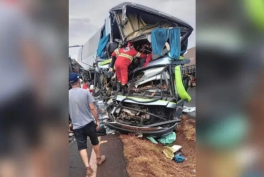 Acidente entre ônibus de turismo e carreta deixa dois mortos e 40 feridos, na BR-153