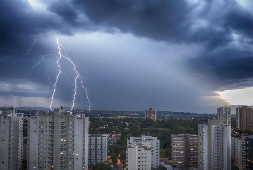 De acordo com o Instituto Nacional de Meteorologia (INMET) pode-se chover mais 30 mm em grande parte do estado (Foto: Getty Images)