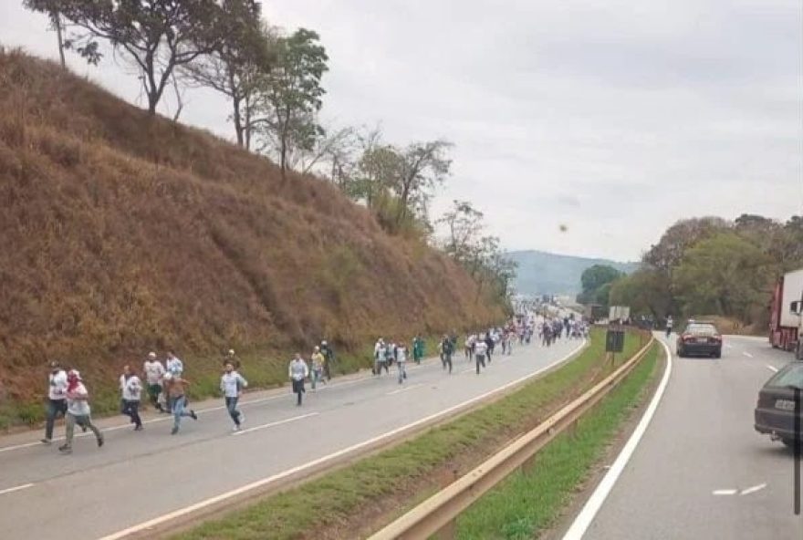 Torcedores ficaram feridos após agressões e disparos de arma de fogo. (Foto: Reprodução/Internet)