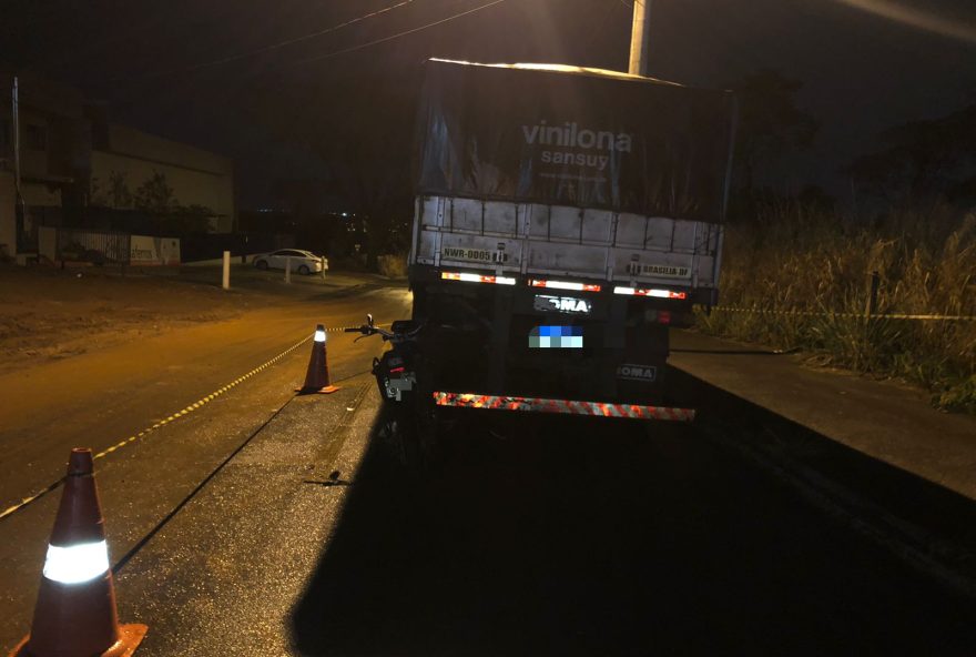 Em Goiânia, motociclista morre ao bater em traseira de caminhão estacionado