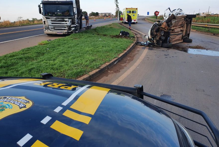 Acidente entre caminhão e carro de escolta deixa um morto e quatro feridos, em Catalão