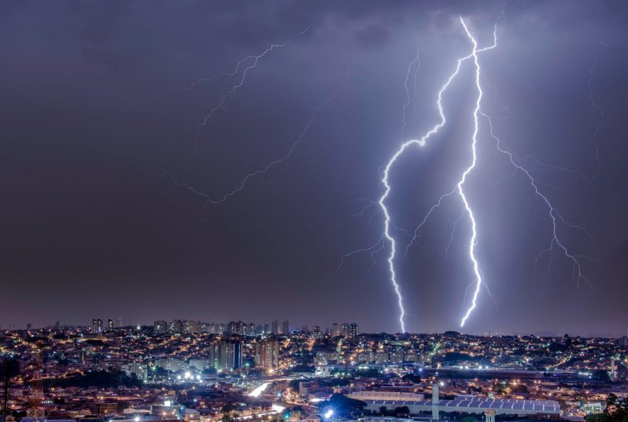 Descarga elétrica pode causar queimaduras e até matar. Além disso, os aparelhos eletrônicos devem ser retirados da tomada devido ao risco de queima. (Foto: Divulgação/Enel Goiás)