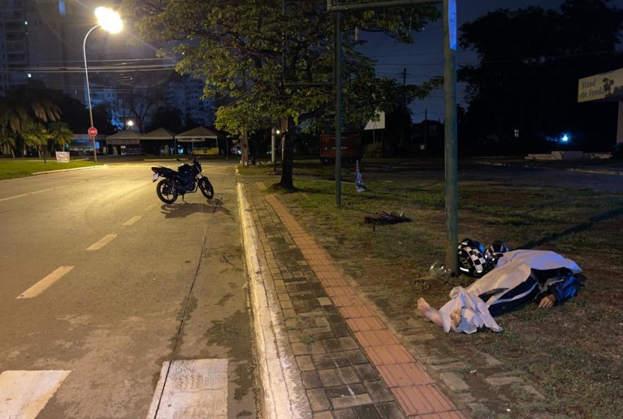 Homem teria perdido o controle da direção e se chocado contra estrutura de placa de publicidade (Foto: Divulgação / Dict)