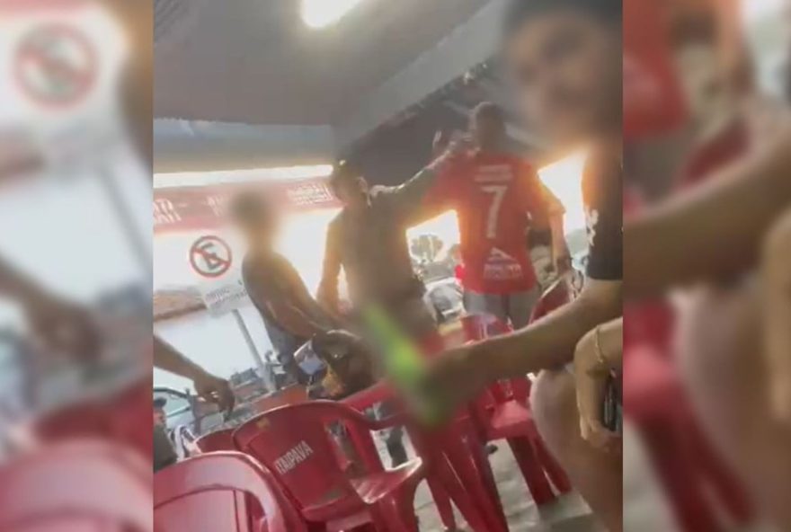 Fardado, PM é flagrado agredindo gerente comercial, em bar de Aruanã