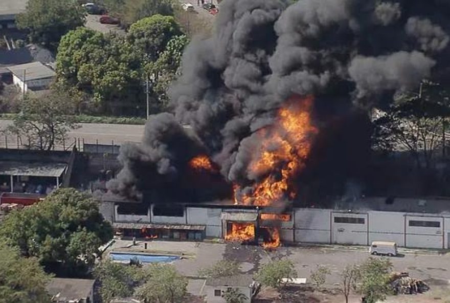 Incêndio de grande proporção destrói prédio comercial em Belo Horizonte