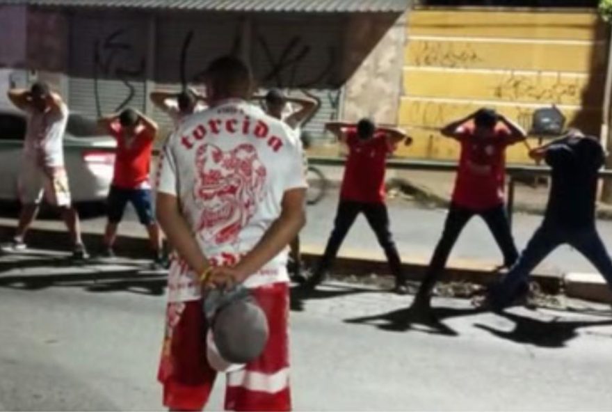 Torcida do Vila Nova são obrigados pela GCM a cantar músicas do Goiás