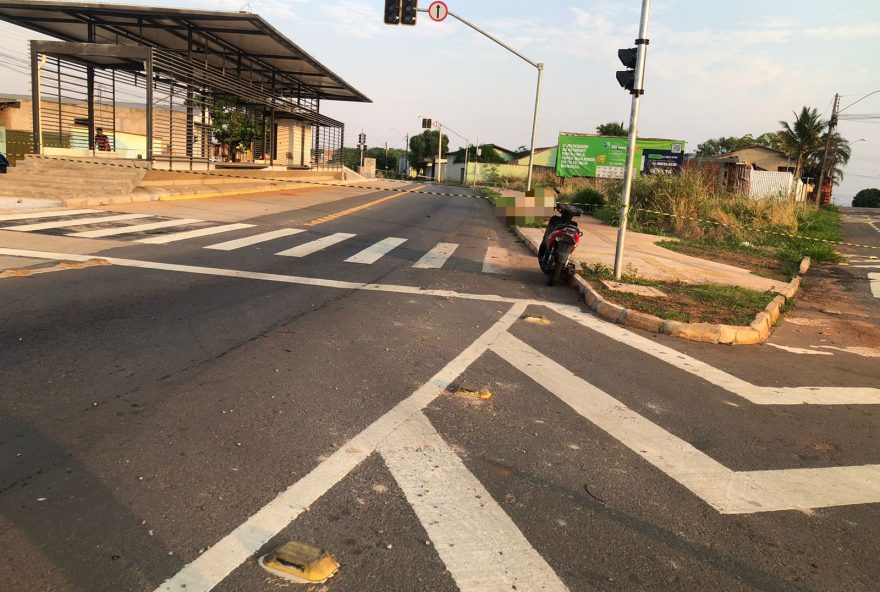 Adolescente estaria sem capacete e transitando na contramão da faixa exclusiva do BRT