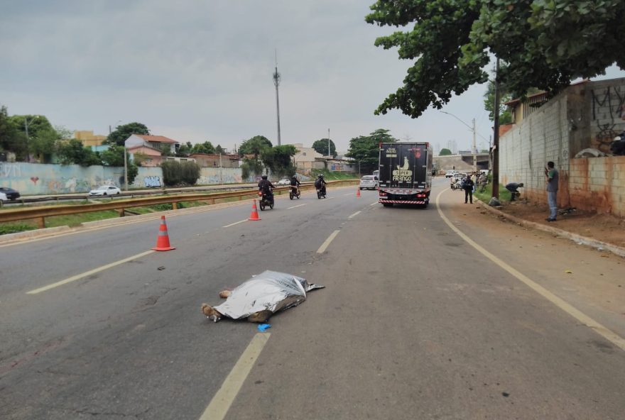 Pedestre morre após ser atropelado por caminhão na Avenida Marginal Botafogo, em Goiânia