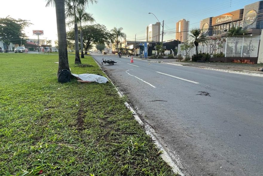 Motociclista morre após perder controle de moto e bater contra árvore em Goiânia