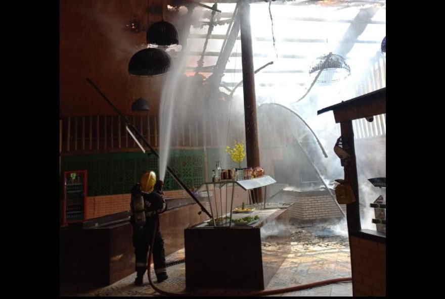 Restaurante pega fogo após churrasqueira superaquecer em Luziânia