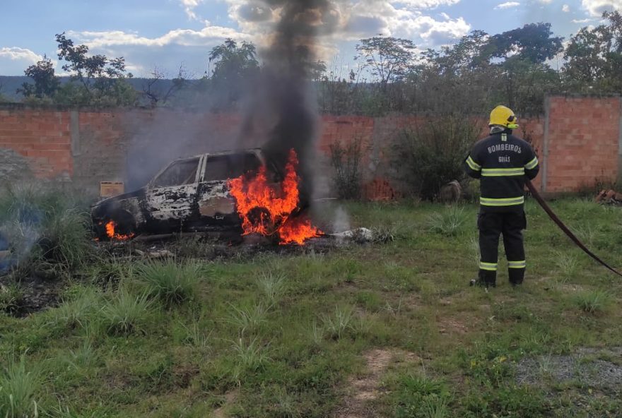 Segundo a corporação, as chamas começaram em um lote baldio e atingiu o terreno ao lado onde o automóvel estava estacionado no bairro Itanhangá II, em Caldas Novas(Foto: Divulgação)