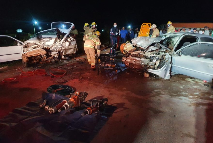 Colisão envolveu um Gol  com quatro ocupantes e um Astra, por volta das 22h20. (Foto: CBMGO)