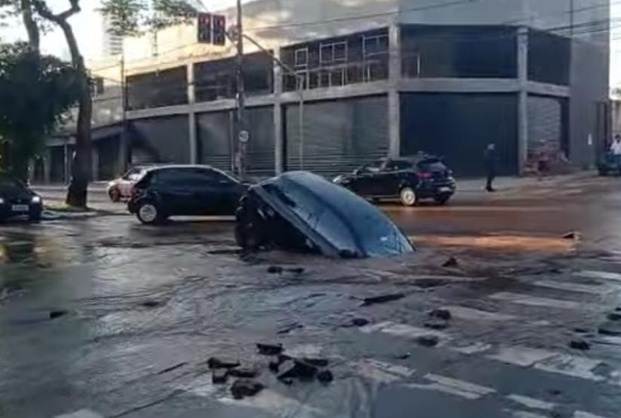 Carro cai dentro de cratera com água na Avenida Independência, em Goiânia