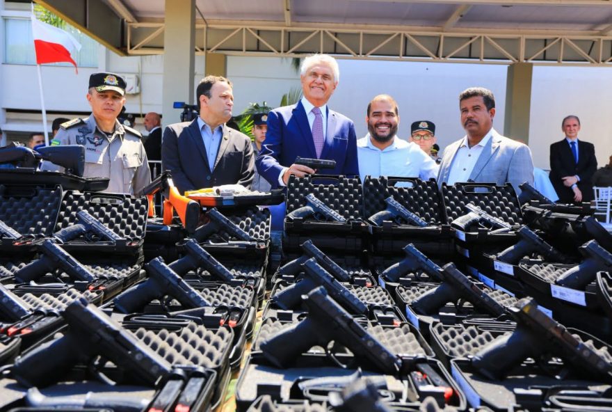 Caiado entregou o armamento pessoalmente. (Foto: Divulgação/Governo de Goiás)