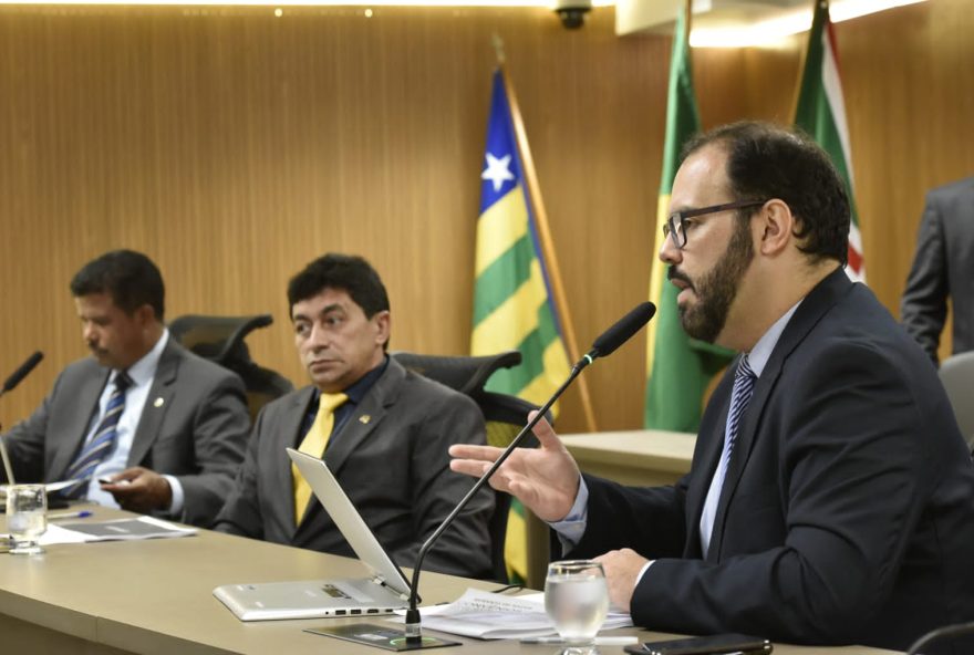 Secretário de Estado da Saúde, Sandro Rodrigues, apresenta avanços da pasta, em Goiás, durante prestação de contas na Alego (Foto: Marco Monteiro)