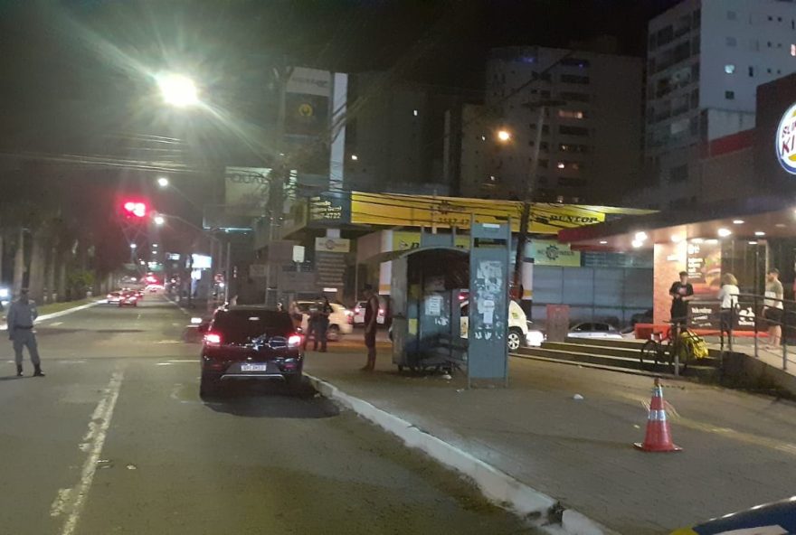 Garota foi atingida pelo veículo quando atravessava a avenida saindo do canteiro central em direção a calçada do Burguer King. (Foto: Dict)