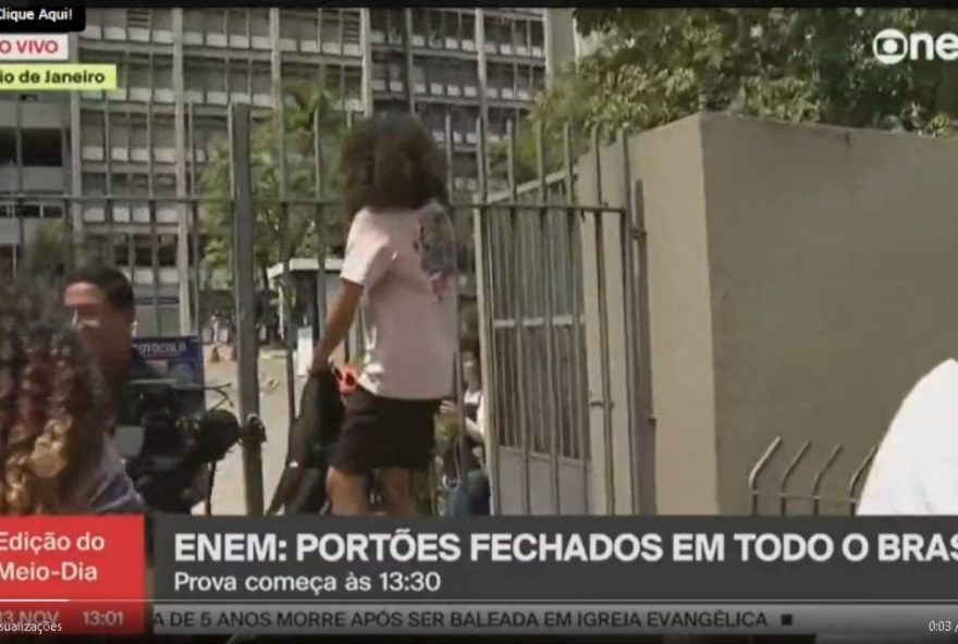 Estudante foi flagrado tentando pular portão da Universidade onde faria prova no Rio de Janeiro. Jovem chegou às 13h01, mas entrada foi encerrada às 13h. (Foto: Reprodução)