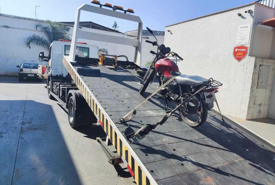 Com quase R$ 90 mil em débitos, moto é apreendida em Goiânia