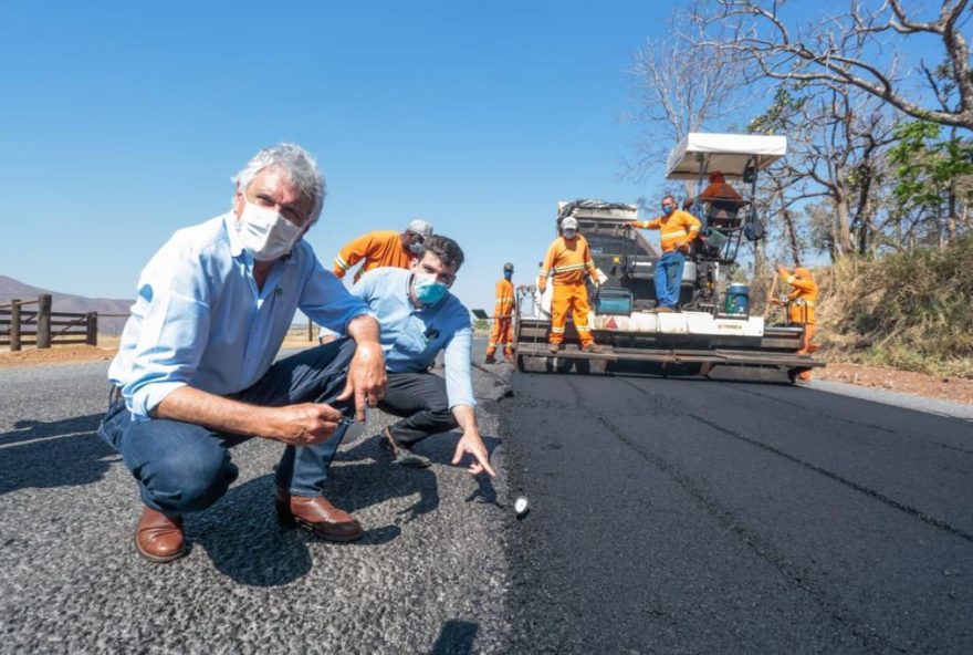 Governador Ronaldo Caiado, ao lado do presidente da Goinfra, Pedro Sales, durante vistoria a obras em rodovias do Estado (Divulgação/Secom)