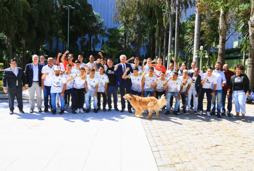 Incentivo: governador Ronaldo Caiado recebe atletas goianos que disputam a final da Taça das Favelas Nacional, neste sábado, 19. Goiás é o único representante de fora do Sudeste na etapa final da competição (DIvulgação/Secom)