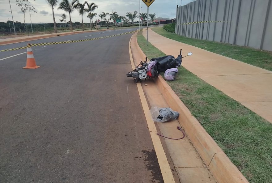 vestígios no local apontam que mulher passava por uma curva quando a moto derivou para a direita e bateu no meio fio.(Foto: Divulgação/Dict/PCGO)