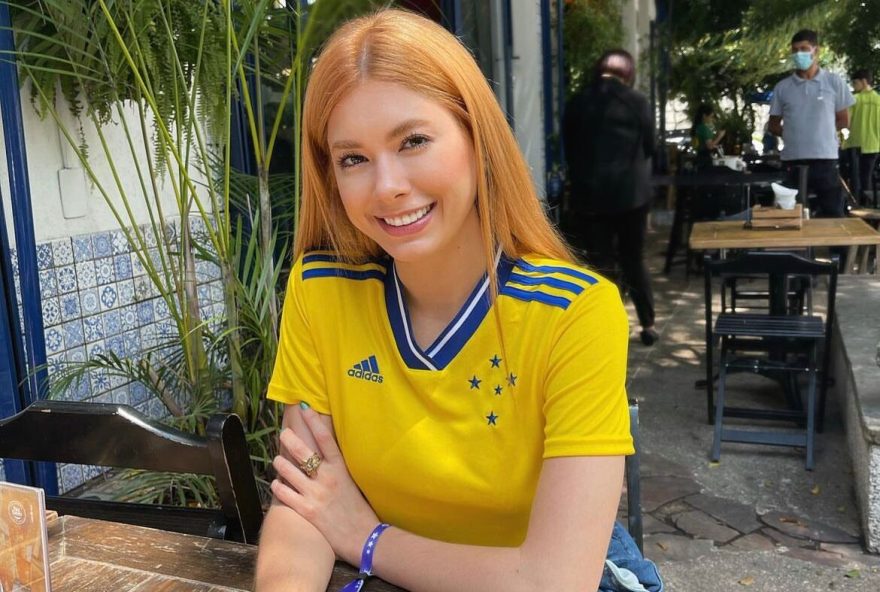 A influencer tentou comprar uma camisa da seleção brasileira, mas acabou adquirindo o uniforme amarelo do time mineiro, o Cruzeiro. (Reprodução/Instagram)