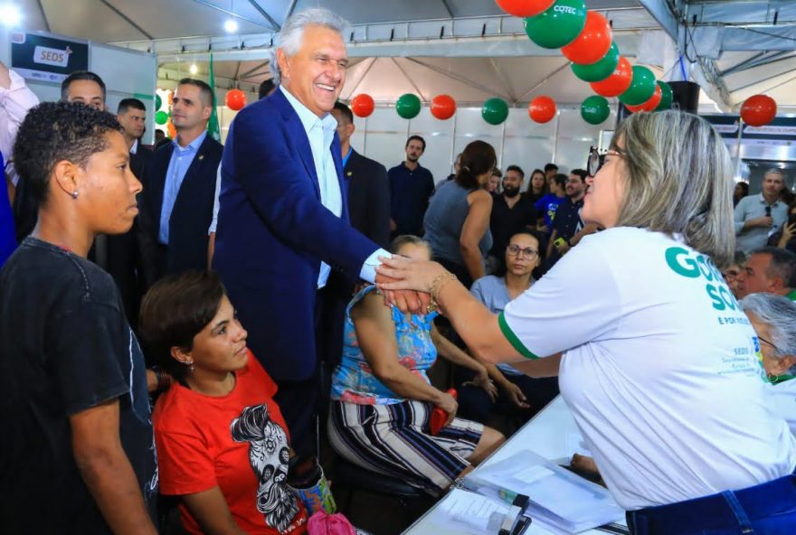 Governador Ronaldo Caiado durante a edição do Feirão de Empregos realizada na Praça Cívica, em Goiânia: “É um trabalho que tem dado certo”