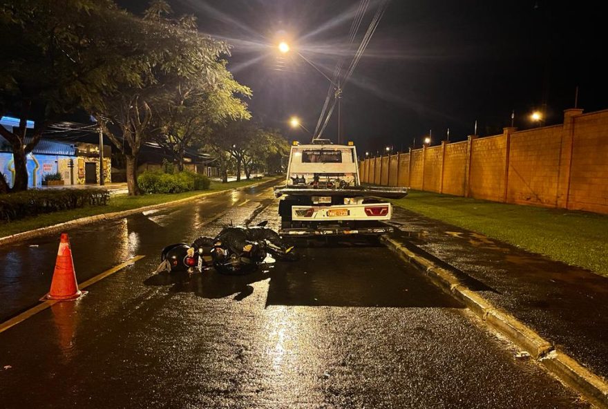 Em meio a chuva, motociclista morre ao se chocar contra caminhão guincho