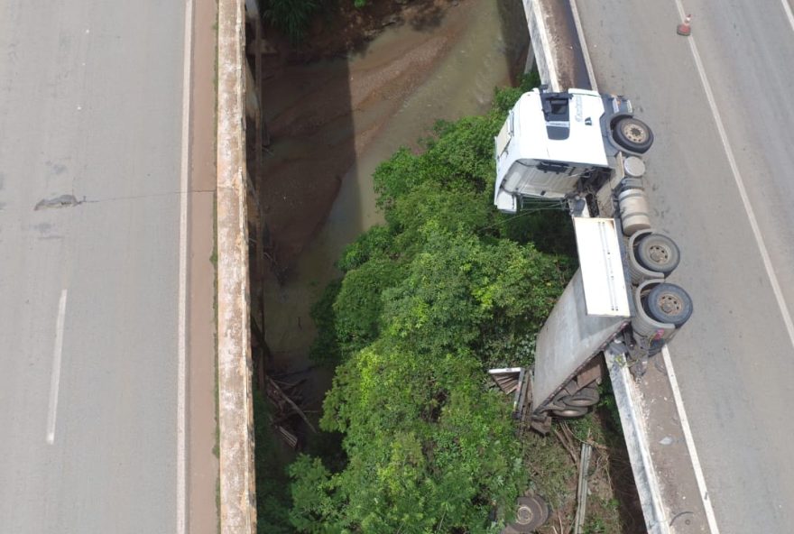 Trecho da BR-060, em Santo Antônio do Descoberto, é interditada após carreta tombar