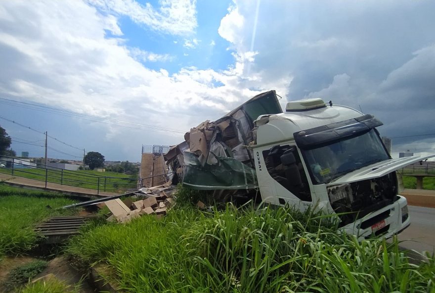 Por acidente com veículo de carga, passarela em Rio Verde é interditada