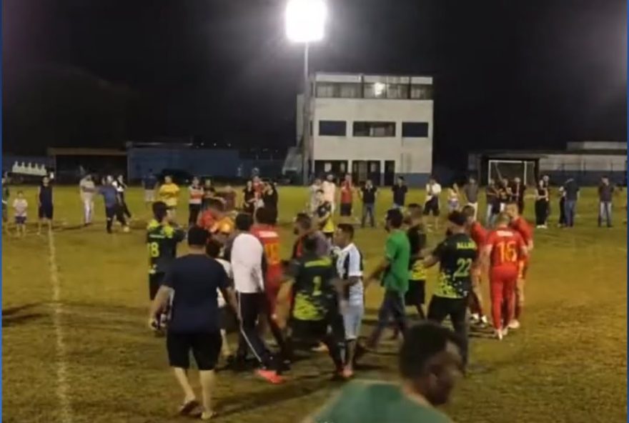 Partida entre Câmara e Semel terminou em pancadaria. Confusão ocorreu quando jogadores da Prefeitura ganhavam de 1a 0.
(Foto: Reprodução)