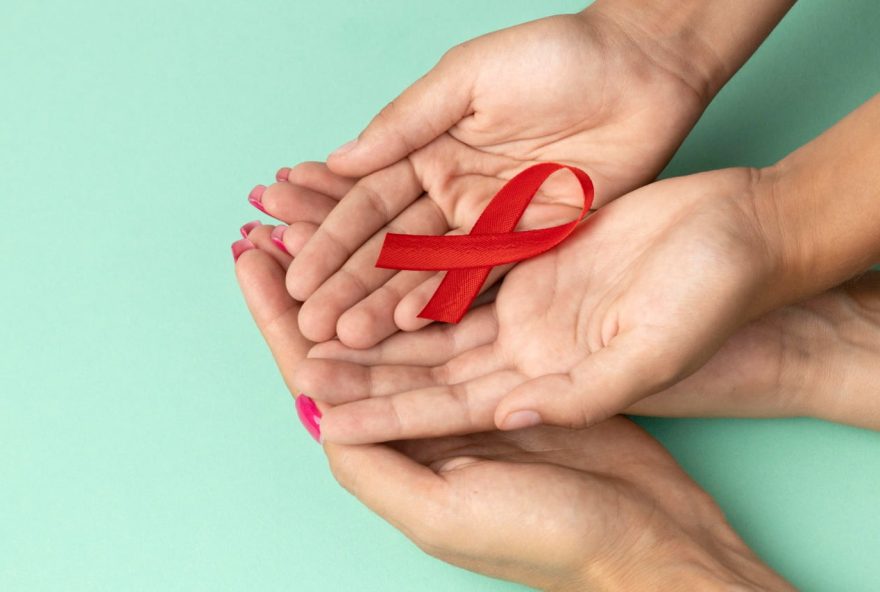 No Brasil, cinco pessoas são infectadas por HIV a cada hora