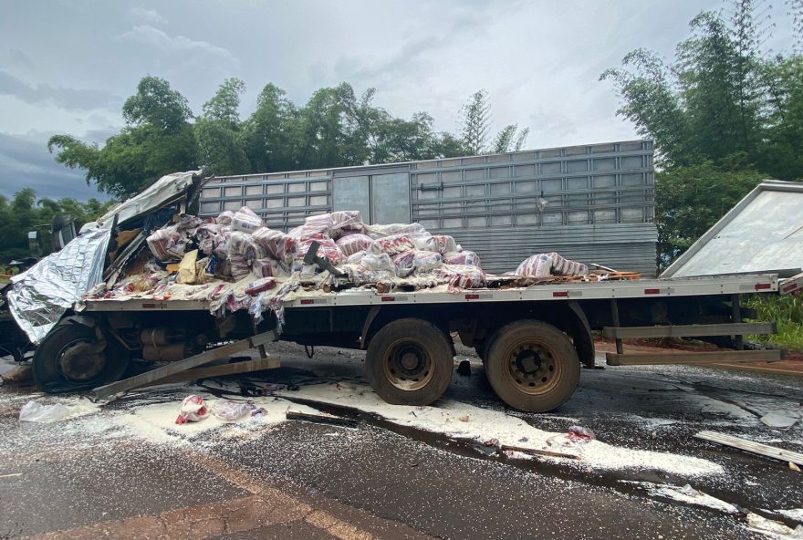 Em Bom Jesus de Goiás, caminhões colidem e acidente deixa vítima fatal