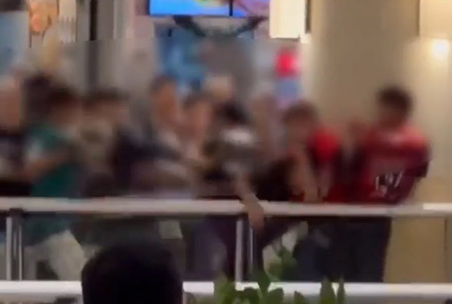 Vídeo: Jovens entram em briga generalizada em shopping de Aparecida