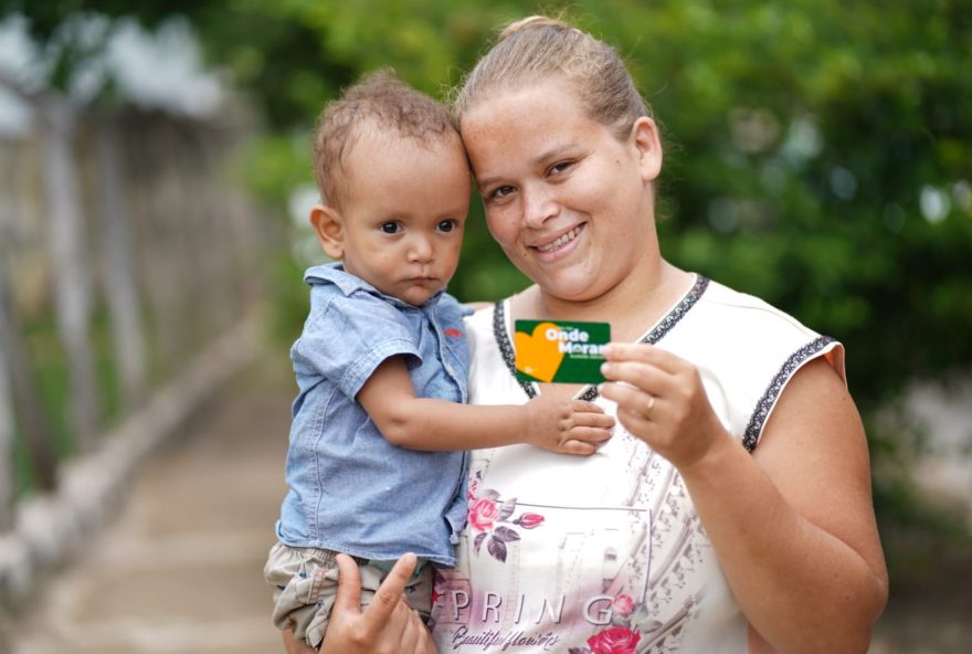 Governo de Goiás entrega cartões do Aluguel Social em Jussara e Caldas Novas