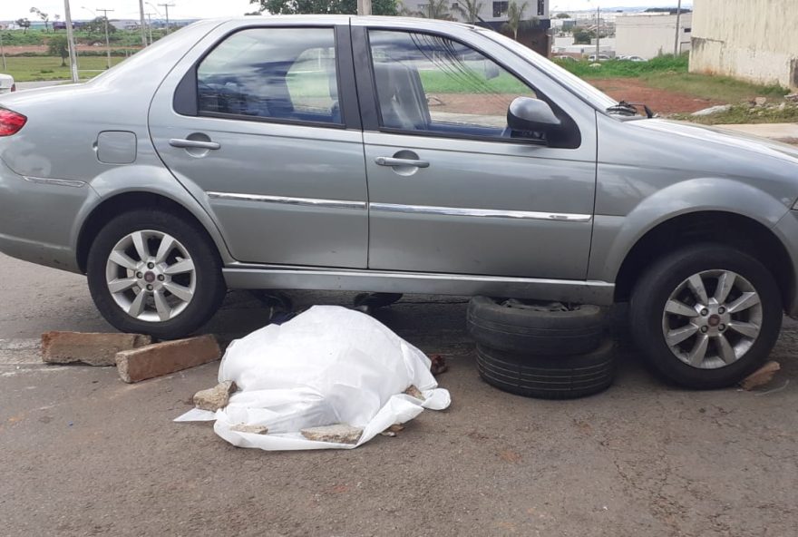 Motociclista morre após ser arrastado por carro em Goiânia