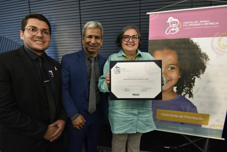 Hospital Estadual da Criança e do Adolescente foi homenageado na Câmara dos Deputados com a medalha Amigo da Primeira Infância. Honraria é concedida a pessoas ou instituições que se destacam esforços e iniciativas direcionadas à atenção integral à saúde da criança nos cinco primeiros anos de vida (Divulgação/Fotos: Marco Monteiro)