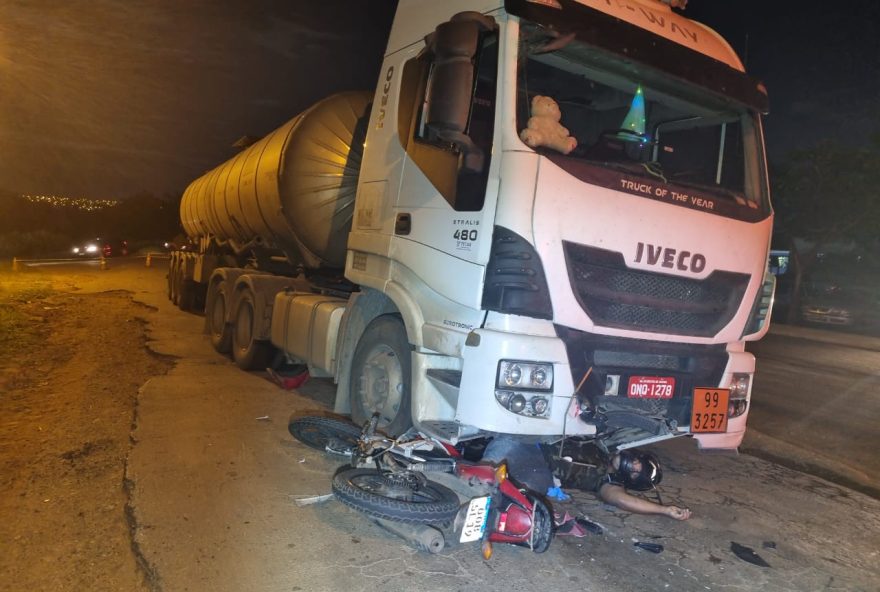 Motociclista morre após bater contra caminhão em Goiânia