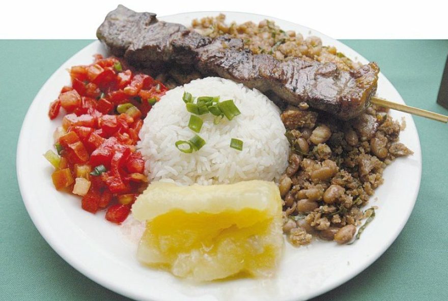 A jantinha, prato típico goianiense que reúne arroz branco, feijão tropeiro, mandioca, vinagrete e espetinho, foi declarada Patrimônio Cultural Imaterial de Goiânia