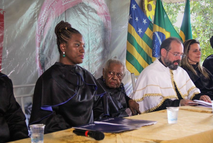 Líder quilombola Procópia dos Santos Rosa recebe da UEG o título de Doutora Honoris Causa. (Foto: UEG)