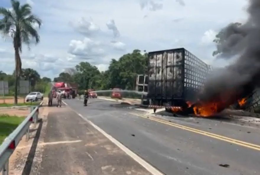 Vídeo: Motorista morre após colisão entre caminhões, que pegaram fogo na BR-153