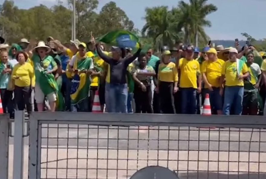 Bolsonaristas passaram a manhã gritando “Lula, ladrão, seu lugar é na prisão” e “Bolsonaro, fica”. (Reprodução/Vídeo)