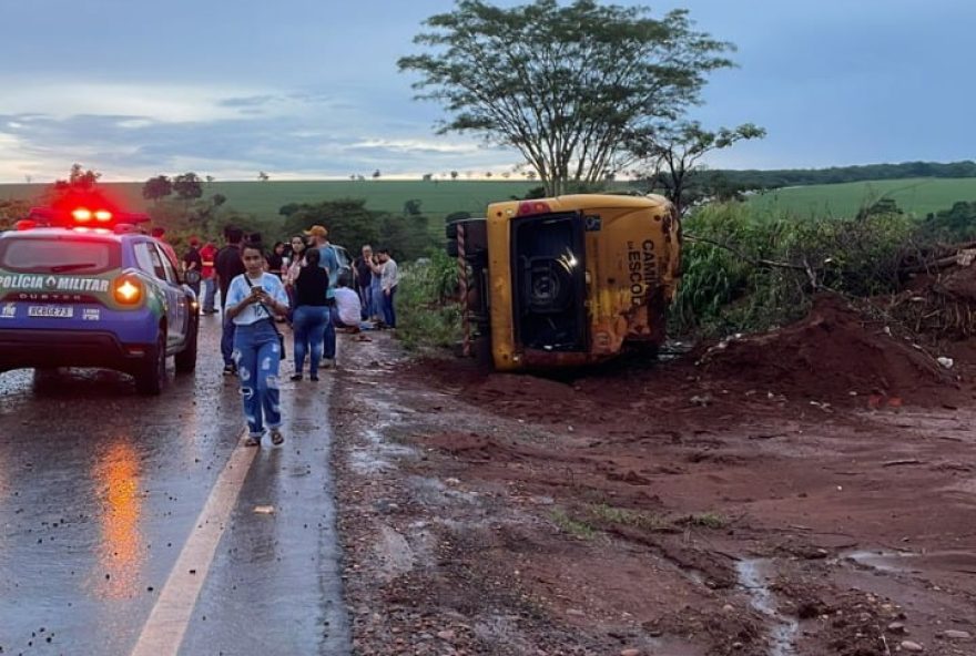 Em Paranaiguara, ônibus escolar capota e 12 estudantes ficam feridos