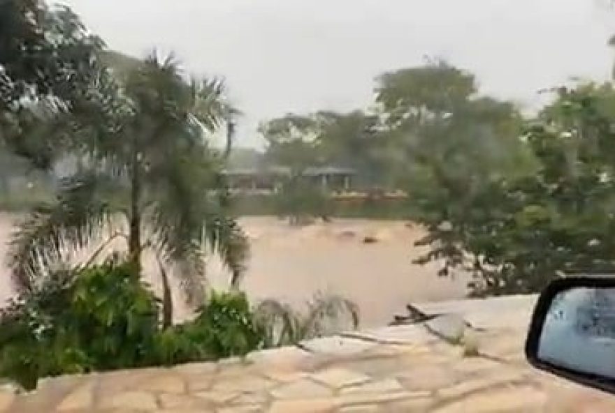 Temporal alaga Pirenópolis e arrasta ponte na cidade